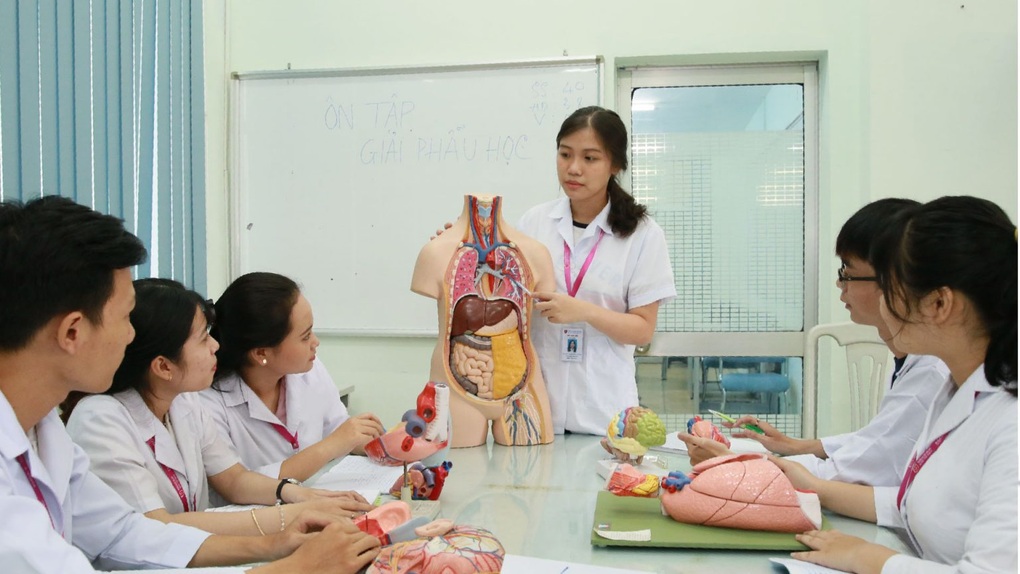 Bác sĩ sẽ xuất khẩu thành thơ để cứu người khi ngành y xét tuyển môn văn? - 1 Bác sĩ sẽ xuất khẩu thành thơ để cứu người khi ngành y xét tuyển môn văn? - 1