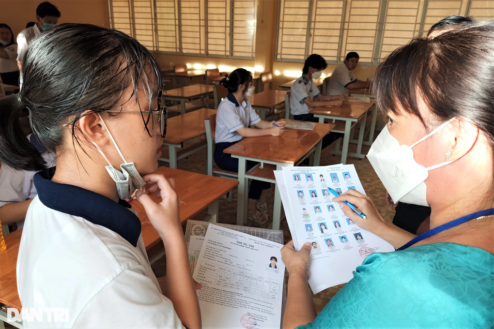 Sáng nay, gần 1 triệu thí sinh bước vào môn thi đầu tiên Ngữ Văn - 2 Sáng nay, gần 1 triệu thí sinh bước vào môn thi đầu tiên Ngữ Văn - 2