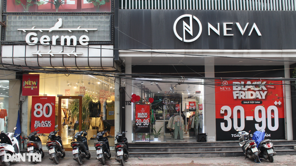 Black Friday ảm đạm, người mua ít, người xem nhiều, khách thử đồ xong về - 1 Black Friday ảm đạm, người mua ít, người xem nhiều, khách thử đồ xong về - 1