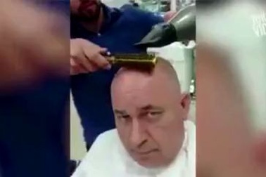 Người đàn ông trọc đầu vẫn đi làm tóc