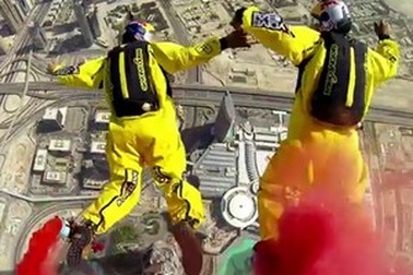 Thót tim màn nhảy tự do từ tòa nhà cao nhất thế giới 