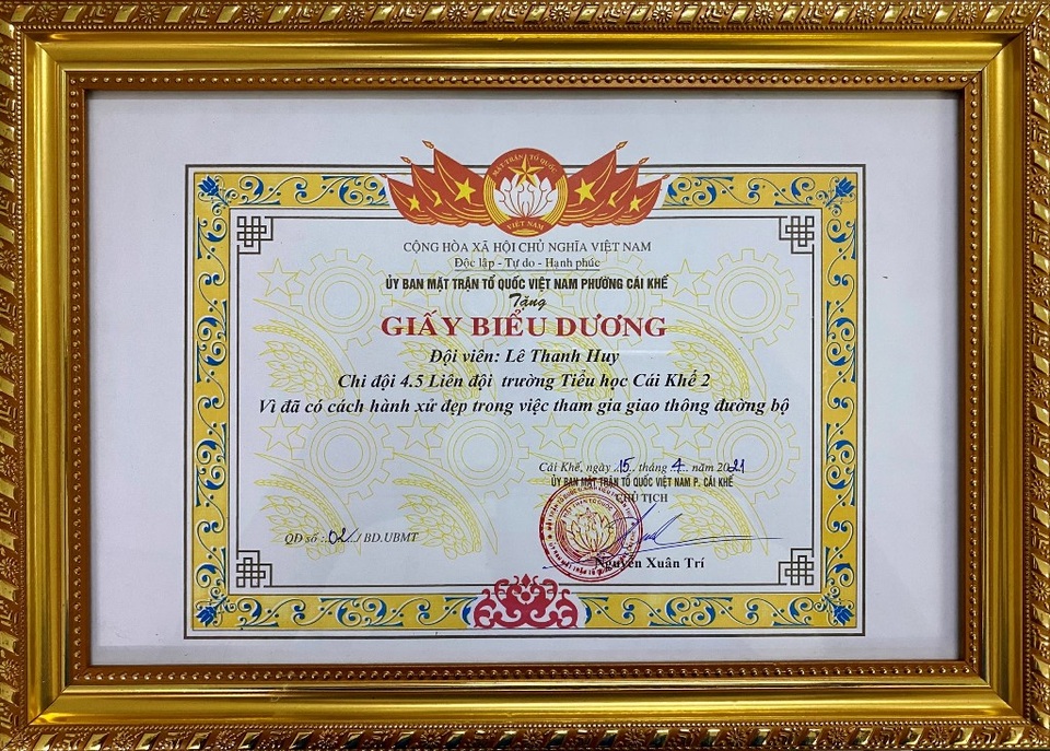 Biểu dương HS lớp 4 vòng tay cúi đầu cảm ơn khi tài xế ô tô nhường đường - 3 Biểu dương HS lớp 4 vòng tay cúi đầu cảm ơn khi tài xế ô tô nhường đường - 3