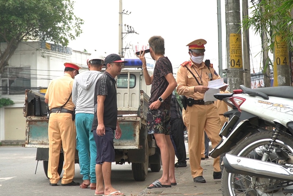 Hà Nội: Quái xế lao thẳng xe vào CSGT rồi nẹt ga bỏ chạy - 8 Hà Nội: Quái xế lao thẳng xe vào CSGT rồi nẹt ga bỏ chạy - 8