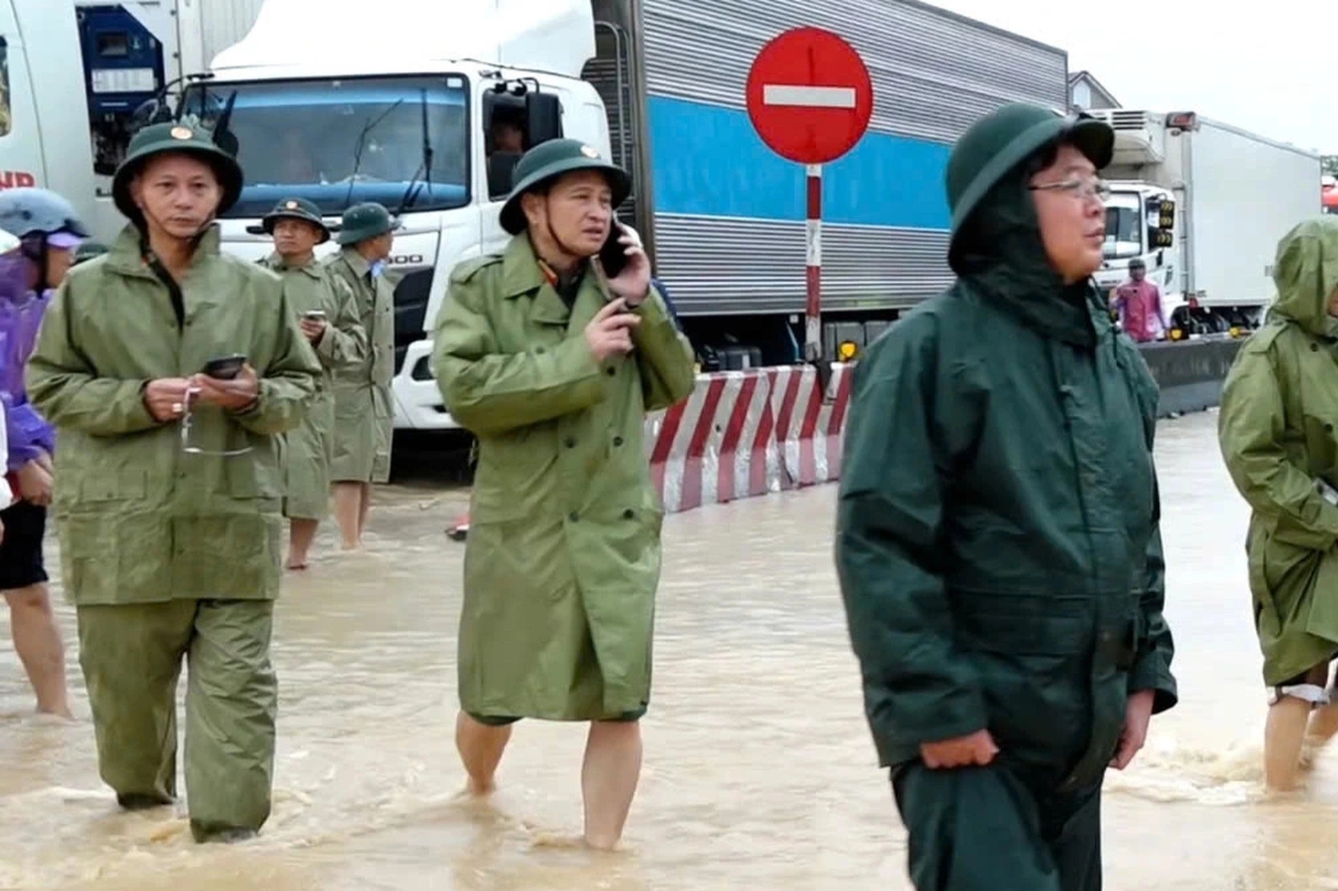 Lũ dâng ngang mái nhà, Phó Thủ tướng trực tiếp chỉ đạo cứu dân - 9 Lũ dâng ngang mái nhà, Phó Thủ tướng trực tiếp chỉ đạo cứu dân - 9