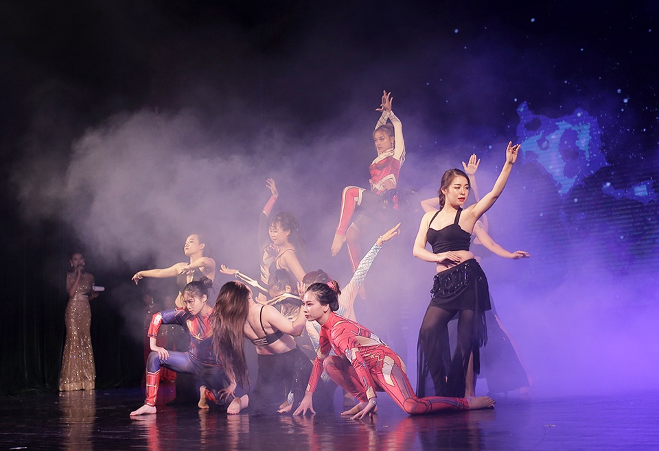 Ngắm đường cong quyến rũ của các vũ công bellydance - 6 Ngắm đường cong quyến rũ của các vũ công bellydance - 6