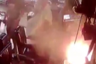 Điện thoại Trung Quốc đang sạc bất ngờ phát nổ và bốc cháy dữ dội