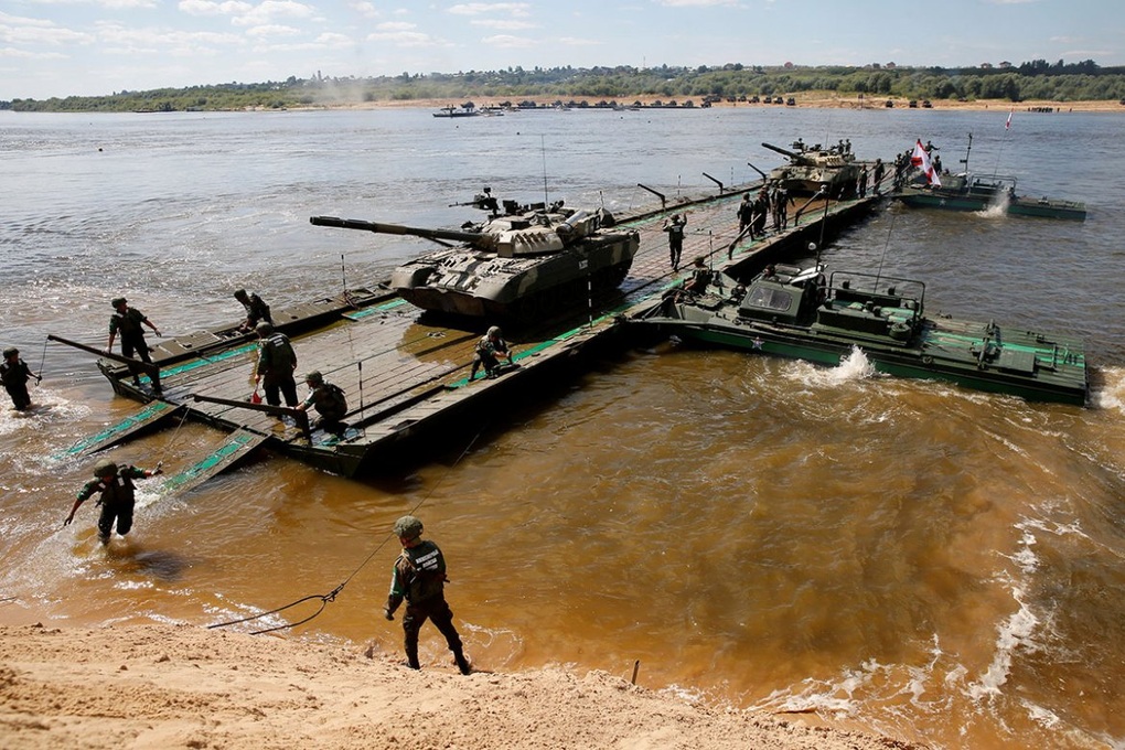 Ukraine thông báo đánh chìm sà lan chở quân nhân, vũ khí của Nga - 1 Ukraine thông báo đánh chìm sà lan chở quân nhân, vũ khí của Nga - 1