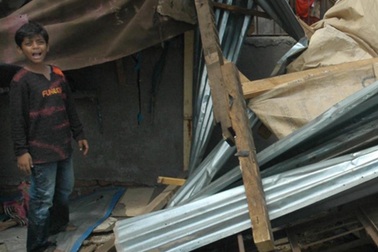 Sao nhí phim “Triệu phú ổ chuột” mất nhà