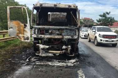 Xe bồn chở dầu bốc cháy ngùn ngụt