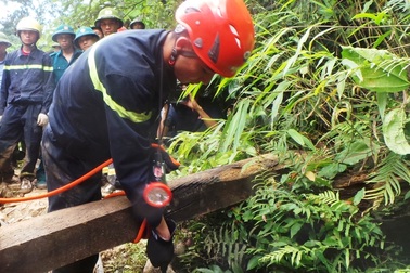 Vụ 3 người kẹt dưới hang sâu: Đưa 1 nạn nhân ra ngoài