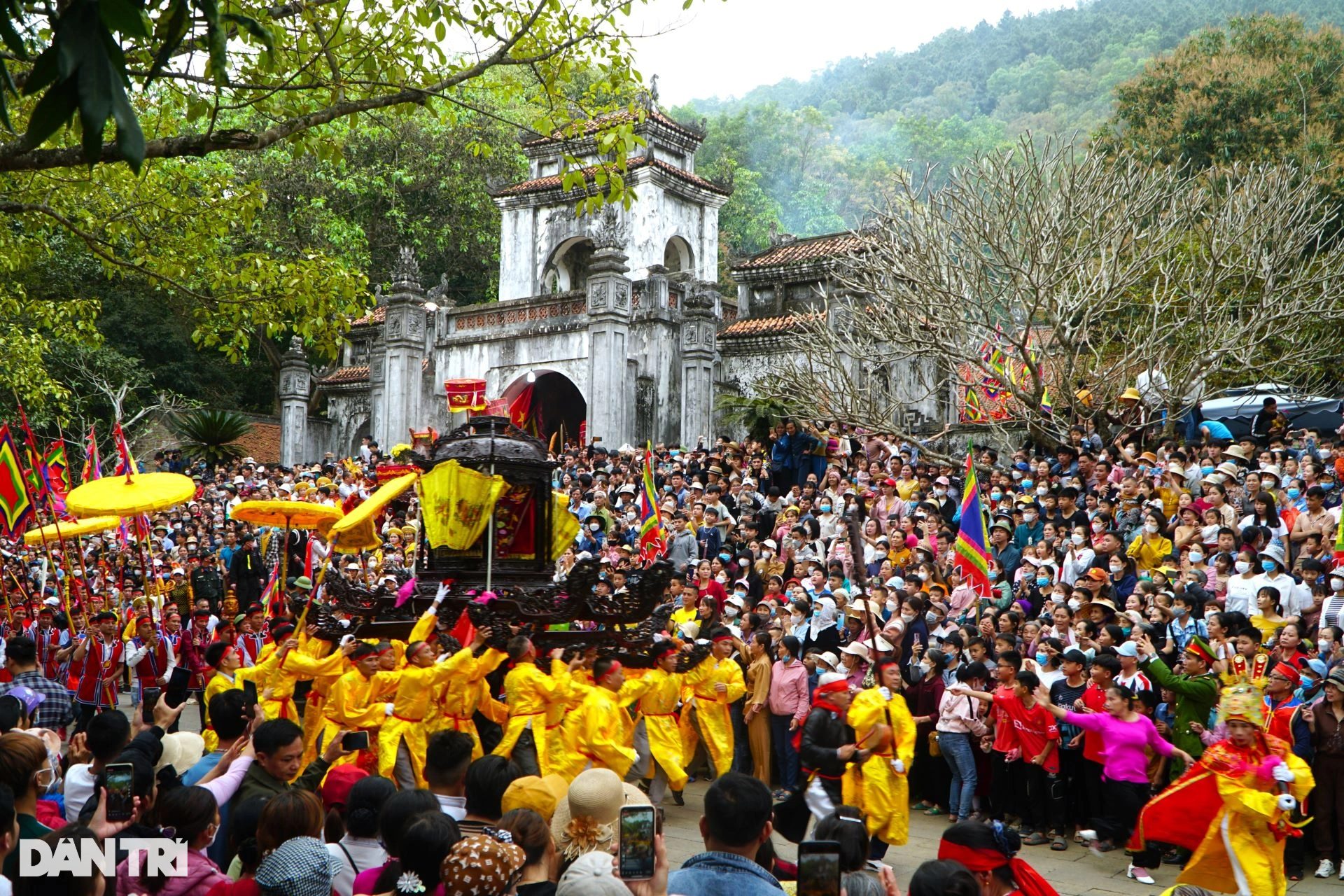 Hơn 300 người rước kiệu chạy vòng quanh tại lễ hội đền Bà Triệu - 1