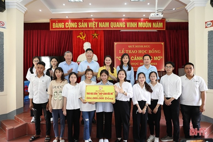 Đại diện lãnh đạo thị xã Kỳ Anh tiếp nhận hỗ trợ học bổng.