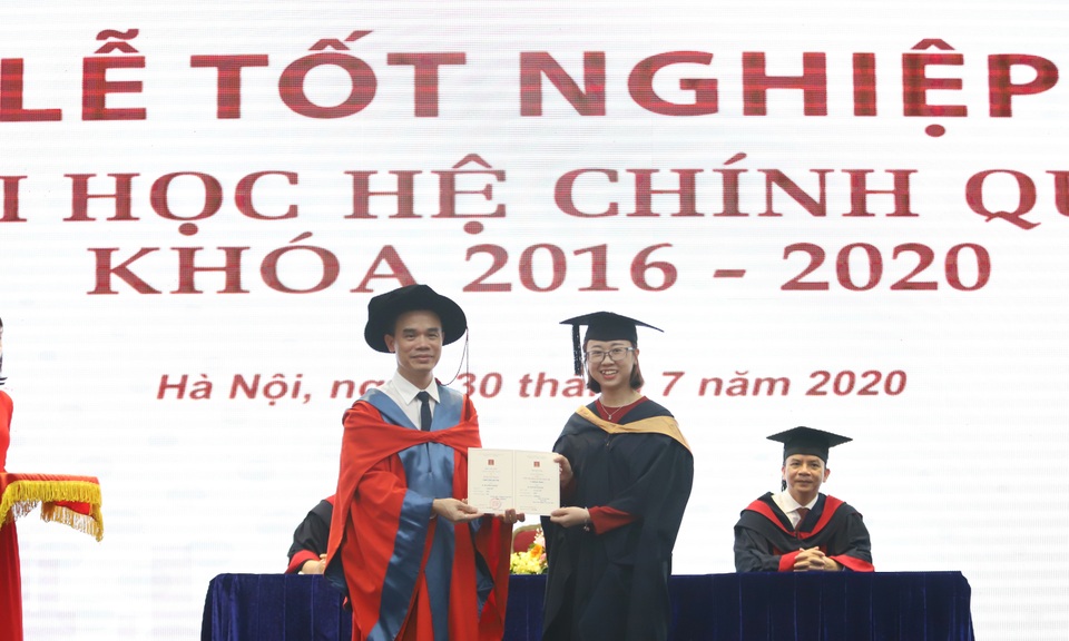 Thu nhập của sinh viên ĐH Hà Nội sau tốt nghiệp là 10 - 13 triệu đồng/tháng - 2 Thu nhập của sinh viên ĐH Hà Nội sau tốt nghiệp là 10 - 13 triệu đồng/tháng - 2