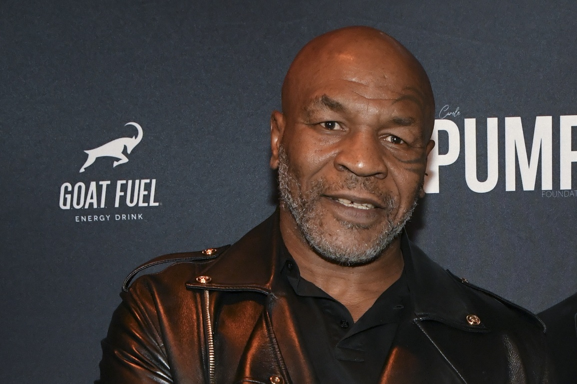 Mike Tyson tiếp tục vung tay trúng má cổ động viên quá khích - 1 Mike Tyson tiếp tục vung tay trúng má cổ động viên quá khích - 1