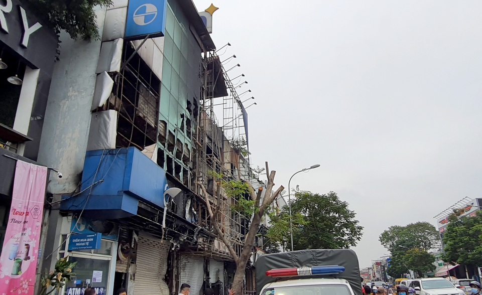 Chi nhánh ngân hàng cháy rực lúc rạng sáng - 4 Chi nhánh ngân hàng cháy rực lúc rạng sáng - 4