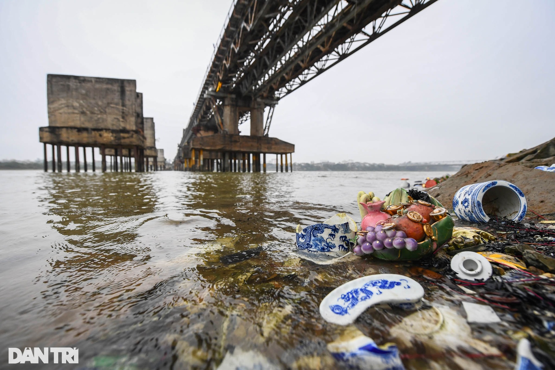 Hà Nội: Ngựa của ông Táo chưa kịp về trời đã ngửa bụng sau khi xuống nước - 6