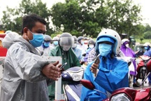 "Thoát" giấy xét nghiệm, dòng người vẫn đội mưa chờ "nhích" vào Đà Nẵng