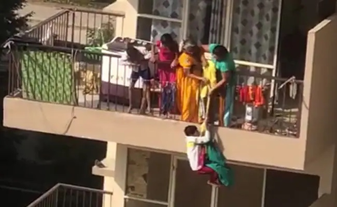 clip gay soc.jpg Hình ảnh em bé cheo leo ngoài ban công tầng 10 khiến nhiều người thót tim (Ảnh cắt từ clip).