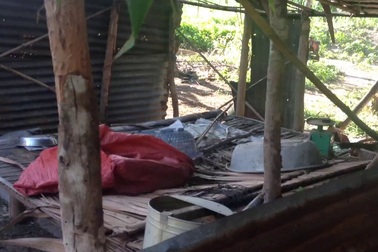 Căn nhà rách nát và mảnh đất đã được gia đình cầm lấy 20 triệu đồng đưa bé Kiều đi chữa bệnh