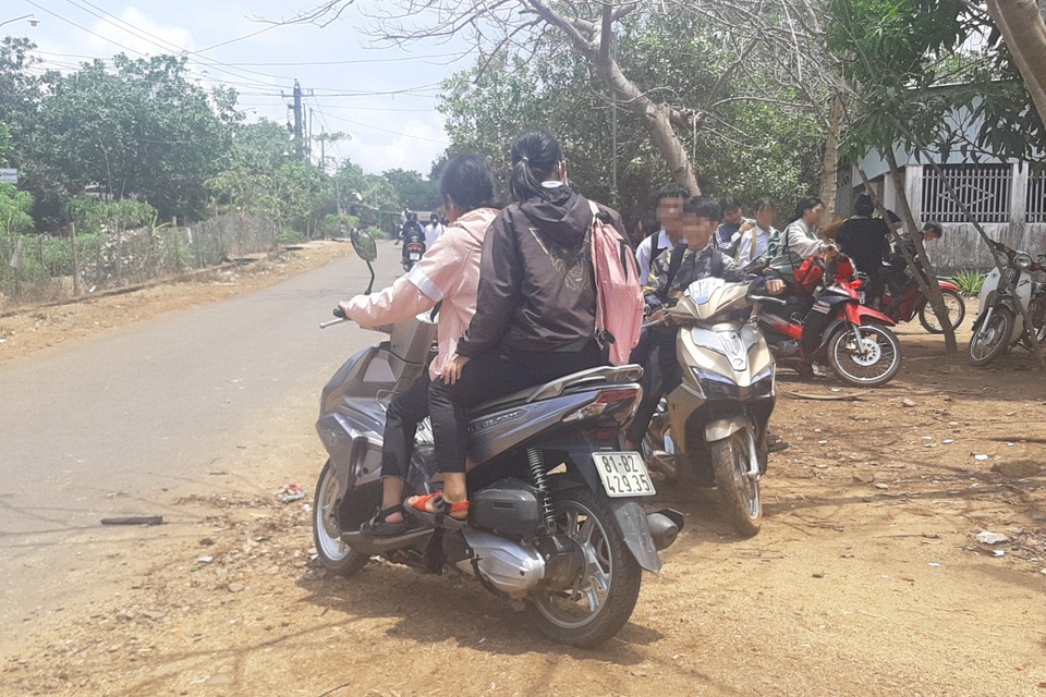Vì sao khó xử lý, xế nhí không mũ bảo hiểm, chở ba đến trường học? - 3 Vì sao khó xử lý, xế nhí không mũ bảo hiểm, chở ba đến trường học? - 3