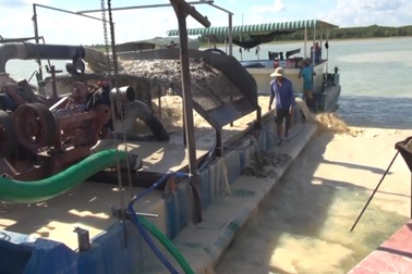 Bắt quả tang 3 tàu khai thác cát trái phép trên hồ Dầu Tiếng