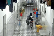 Trộm cắt khóa phòng trọ ở Bình Dương, lấy vàng và điện thoại của công nhân