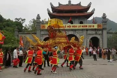 Lễ rước "kiệu chạy" ở lễ hội Hoa Lư
