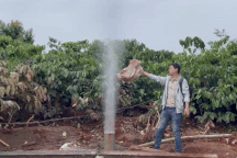 Xuất hiện thêm giếng khoan phun ra cột khí và nước cao gần 10m