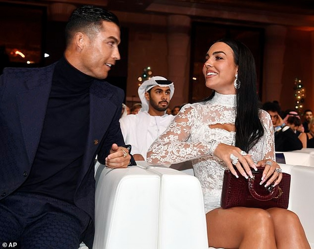 Ronaldo suddenly talked about retirement when attending an event with his girlfriend - 2