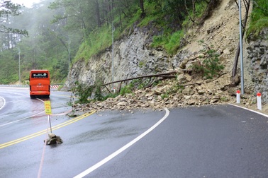 Đất đá đổ ập xuống đèo Prenn ở Đà Lạt