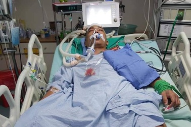 Mẹ già cạn nước mắt ngày ngày dõi tin con điều trị đột quỵ ở xứ Đài