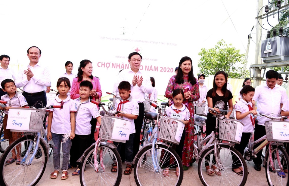 Bí thư Thành ủy Hà Nội Vương Đình Huệ tri ân người có công - 2 Bí thư Thành ủy Hà Nội Vương Đình Huệ tri ân người có công - 2