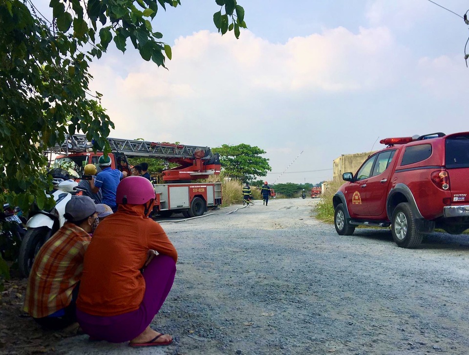 Chủ xưởng ngất xỉu khi chứng kiến hàng trăm mét vuông xưởng gỗ bị thiêu rụi - 4 Chủ xưởng ngất xỉu khi chứng kiến hàng trăm mét vuông xưởng gỗ bị thiêu rụi - 4