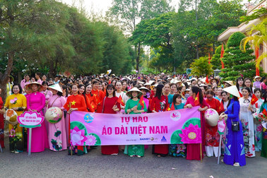 5.500 phụ nữ mặc áo dài sen diễu hành kỷ niệm sinh nhật Bác