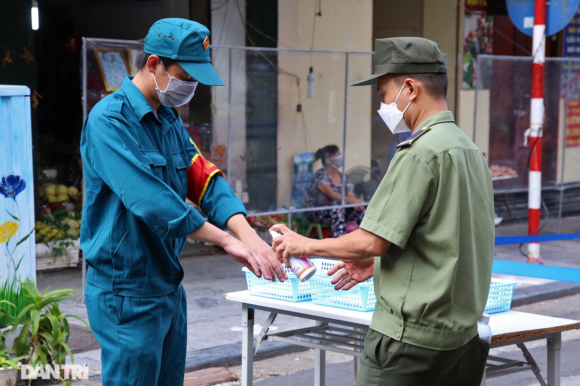 Mới lạ cảnh mua bán bằng ám hiệu ngón tay ở chợ nhà giàu phố cổ Hà Nội - 9 Mới lạ cảnh mua bán bằng ám hiệu ngón tay ở chợ nhà giàu phố cổ Hà Nội - 9