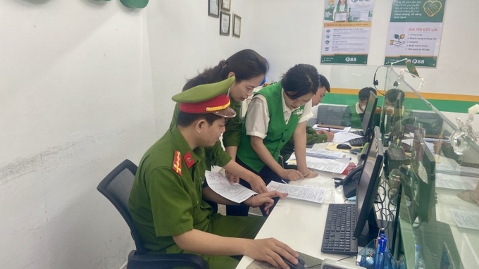 Lực lượng chức năng kiểm tra các cơ sở kinh doanh dịch vụ cầm đồ và kinh doanh tài chính trên địa bàn TP Thanh Hoá (Ảnh: Công an Thanh Hóa)