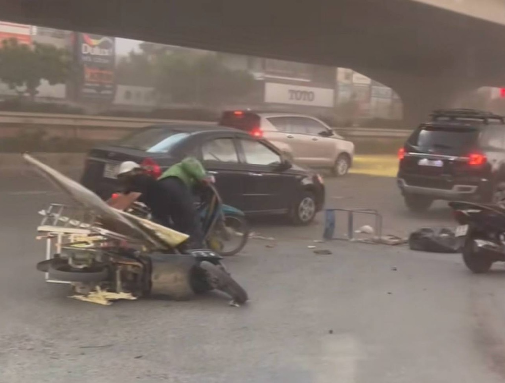 Nhiều cây xanh bật gốc, hàng rào tôn đổ đè ô tô trong cơn dông gió ở Hà Nội - 7 Nhiều cây xanh bật gốc, hàng rào tôn đổ đè ô tô trong cơn dông gió ở Hà Nội - 7