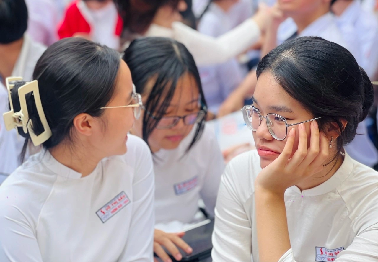 Pais reclamam de seguranças inconvenientes, diretores de escola tomam decisão chocante - 4 Phụ huynh than bảo vệ khó chịu, lãnh đạo trường đưa quyết định gây choáng - 4