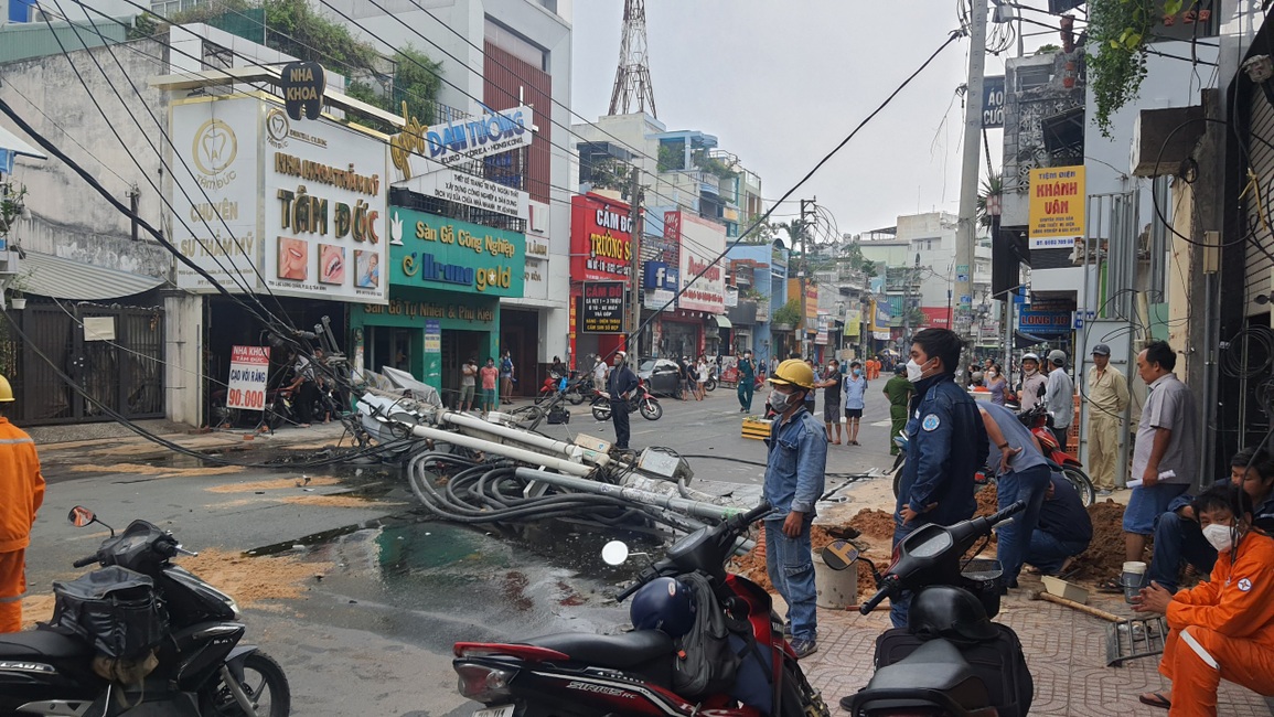 Trụ điện đổ chắn ngang đường, nhiều người thoát chết - 2 Trụ điện đổ chắn ngang đường, nhiều người thoát chết - 2