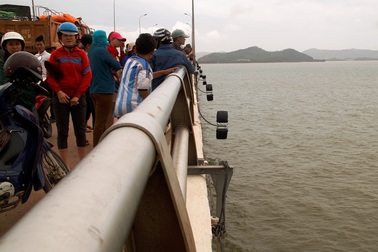 Nam thanh niên nhảy cầu sau khi đi ăn sáng với người yêu