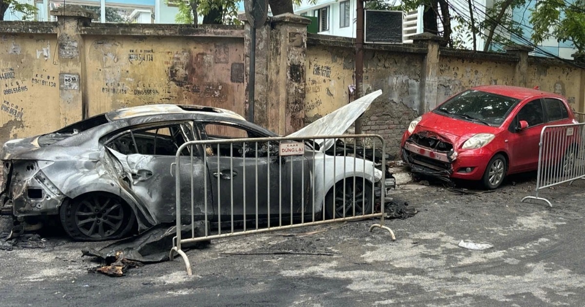 Ô tô đỗ trong ngõ ở Hà Nội bốc cháy ngùn ngụt
