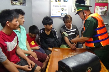 Tàu cá chìm trên biển, 8 người may mắn được ứng cứu