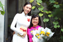 Hoa hậu Ban Mai xúc động về thăm trường và cô giáo chủ nhiệm cũ