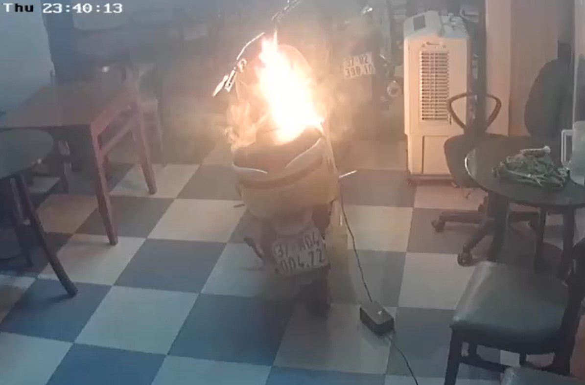 Người đàn ông bình tĩnh dập tắt đám cháy từ xe máy điện đang sạc - 1