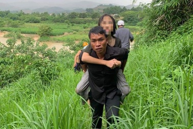 Bốn cán bộ ở Đắk Lắk cứu bé gái thoát khỏi "miệng hà bá" trong gang tấc