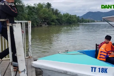 150 học sinh Nha Trang đi đò qua sông vì cầu gỗ bị lũ cuốn trôi