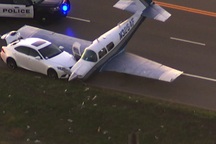 Máy bay Mỹ hạ cánh khẩn cấp xuống cao tốc, đâm cắt mặt ô tô