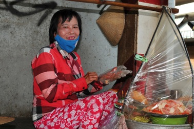 Gánh bánh mì của người phụ nữ  tần tảo nuôi 2 con trai thành tài