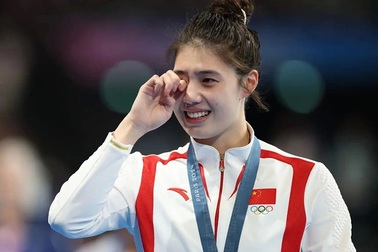 VĐV xinh đẹp Trung Quốc khóc nức nở, chuyên gia tố "gà nhà" bị chèn ép