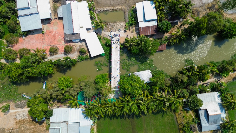"Cầu Dân trí to đẹp quá chú ơi, xóm làng sẽ khang trang, phát triển hơn"
